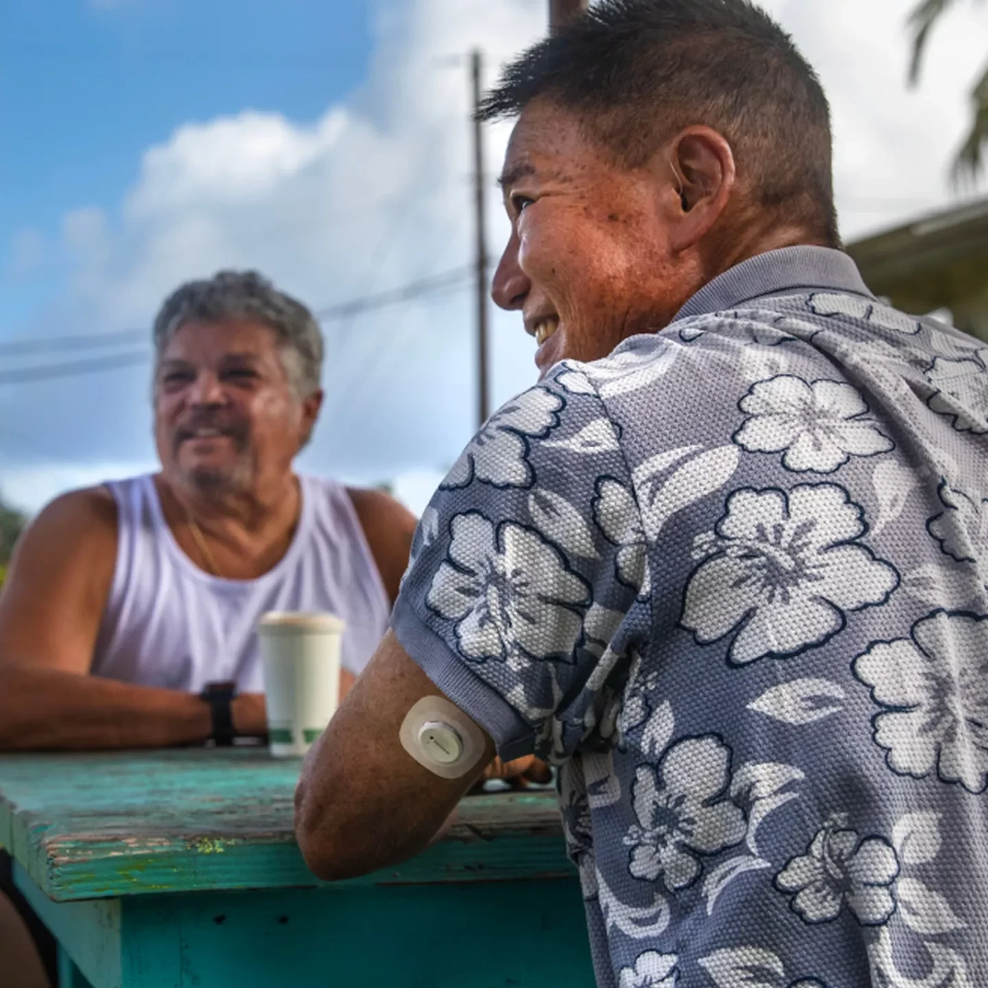 en-us-g7-men-sitting-outdoors-sensor-on-arm